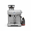 ماكينة إسبريسو Breville Barista Express على خلفية بيضاء