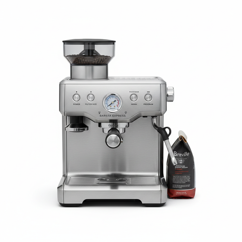 ماكينة إسبريسو Breville Barista Express على خلفية بيضاء